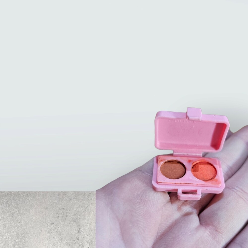 Vtg Barbie blush compact